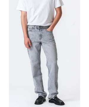 Entra en un mundo de estilo natural y comodidad absoluta con nuestros jeans Relaxed Fit en Denim Gris de TeeShoppen. Estos jeans no son solo una prenda, son una experiencia, diseñados para el hombre moderno que valora tanto la funcionalidad como un look elegante. Olvídate de los jeans ajustados e incómodos; aquí tienes la libertad de moverte, vivir y expresarte sin renunciar a tu estilo.

Experimenta el equilibrio perfecto entre comodidad y estilo

Nuestros jeans Relaxed Fit en Denim Gris están diseñados pensando en tu día a día. Sabemos que necesitas ropa que te acompañe, ya sea para relajarte, trabajar o para la aventura. Estos jeans ofrecen un ajuste amplio y transpirable, a la vez que mantienen una silueta moderna y favorecedora.

Invierte en tu armario con estos versátiles y cómodos jeans Relaxed Fit en Denim Gris. Están diseñados para convertirse en un básico de tu look, sin importar adónde te lleve el día. ¡Añádelos a tu carrito hoy y siente la diferencia!