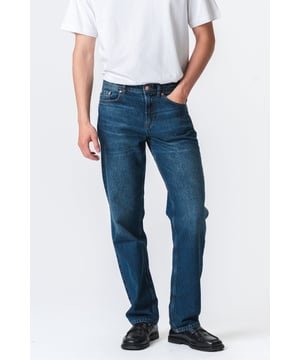 Entdecken Sie Ihren neuen Lieblingsjeans-Look mit der Relaxed Fit Jeans von TeeShoppen in einem tiefen, vielseitigen Dunkelblau. Stellen Sie sich die Freiheit einer Jeans vor, die sich genauso gut anfühlt wie sie aussieht – von morgens bis abends.

Erleben Sie ultimativen Komfort und zeitlosen Stil.

Unsere Relaxed Fit Jeans sind auf Ihren Komfort ausgelegt. Sie bestehen aus 100 % reiner Baumwolle und bieten ein außergewöhnlich weiches Tragegefühl auf der Haut sowie Atmungsaktivität, die Sie den ganzen Tag lang frisch hält. Der dunkelblaue Denim-Ton ist ein zeitloser Klassiker und lässt sich je nach Anlass mühelos stylen.

Für Ihren Alltag – von lässig bis elegant.

Ob im Büro, in der Freizeit oder beim Ausgehen – diese Relaxed Fit Jeans von TeeShoppen ist Ihr zuverlässiger Partner. Dank des vielseitigen Dunkelblau-Denims lässt sie sich leicht mit Ihrer restlichen Garderobe kombinieren. Kombinieren Sie sie mit einem schlichten T-Shirt und Sneakers für einen coolen, lässigen Alltagslook. Sie brauchen etwas Formelleres? Kombiniere sie mit einem schönen Hemd und Lederschuhen und du bist im Handumdrehen startklar.

Diese Jeans ist für den Mann gemacht, der gut aussehen möchte, ohne es zu müssen. Die lockere Passform sorgt für ein angenehmes Tragegefühl, egal was der Tag bringt, während die reine Baumwolle deine Haut atmen lässt. Diese Jeans wirst du immer wieder tragen, weil sie einfach funktioniert.