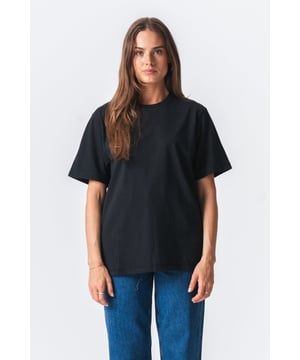 Ontdek dagelijkse elegantie: het TeeShoppen Boxfit T-shirt in zwart

Ben je het beu om te zoeken naar dat perfecte zwarte T-shirt? Eentje die moeiteloos superieur comfort combineert met een chique, modern silhouet? Je zoektocht eindigt hier. Maak kennis met het TeeShoppen Boxfit T-shirt voor dames in klassiek zwart – een onmisbaar kledingstuk, ontworpen om je dagelijkse stijl te verbeteren en je zelfvertrouwen te geven. Dit is niet zomaar een T-shirt; het is een zorgvuldig vervaardigd statement van ingetogen elegantie en ongeëvenaard comfort, speciaal voor jou ontworpen.

Wat het Boxfit T-shirt uniek maakt? Het zit hem in de zorgvuldig ontworpen snit. Het Boxfit-silhouet biedt een eigentijdse interpretatie van het klassieke T-shirt en biedt een iets relaxtere pasvorm dan een traditioneel slank gesneden model, zonder er ooit slordig uit te zien.
Er is een reden waarom zwart een eeuwige favoriet is in de garderobe van elke veeleisende vrouw. Ons Boxfit T-shirt in deze diepe, rijke zwarte tint is de belichaming van veelzijdigheid en chique verfijning. Zwart is moeiteloos stijlvol, universeel flatterend en biedt een krachtig canvas voor je persoonlijke stijl. Je kunt het met ongelooflijk gemak formeel of casual dragen, waardoor het een van de meest duurzame kledingstukken is die je zult bezitten. Of je nu streeft naar een minimalistische look of een gedurfde statement, dit zwarte T-shirt is de perfecte basis.