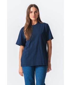 Ontdek je nieuwe favoriet: Boxfit T-shirt in marineblauw – Perfecte balans tussen comfort en stijl

De moderne Boxfit-snit: vrijheid en flair

Het Boxfit-ontwerp kenmerkt zich door een iets lossere, meer boxy pasvorm, die je veel bewegingsvrijheid geeft zonder in te leveren op stijl. Deze snit is ongelooflijk flatterend voor veel lichaamstypes, omdat hij mooi valt en niet te strak zit. Het geeft een coole, moeiteloze uitstraling die perfect is voor de moderne vrouw die er goed uit wil zien en zich tegelijkertijd goed wil voelen. Of je nu onderweg bent, thuis ontspant of met vrienden afspreekt, dit T-shirt zorgt ervoor dat je je zowel chic als comfortabel voelt.

Dit Boxfit T-shirt is ontworpen met de focus op duurzaamheid en comfort. De sterke stiksels en de kwaliteitsbewuste materiaalkeuze zorgen ervoor dat je vele seizoenen van je T-shirt kunt genieten, zonder dat het vorm of kleur verliest. We zijn er trots op kleding te bieden die je waar voor je geld biedt en een vast onderdeel van je stijl wordt.

Dit Boxfit T-shirt in marineblauw is meer dan zomaar een T-shirt; Het is een oplossing. Een oplossing voor die ochtenden waarop je niet weet wat je aan moet trekken. Een oplossing voor de wens om je zowel goed gekleed als comfortabel te voelen. Met zijn eenvoudige maar effectieve ontwerp, onovertroffen comfort en tijdloze kleur is dit T-shirt van TeeShoppen klaar om je nieuwe garderobeheldin te worden.