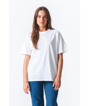 Ontdek je nieuwe favoriet: het TeeShoppen witte Boxfit T-shirt voor dames

Stel je voor dat je in een wolk van puur comfort stapt die ook nog eens moeiteloos stijlvol is. Dat is de belofte van het TeeShoppen witte Boxfit T-shirt voor dames. Dit T-shirt is meer dan zomaar een basic; het is een hoeksteen van moderne, veelzijdige kleding, ontworpen voor de vrouw die waarde hecht aan zowel comfort als chique eenvoud. Gemaakt van luxueus zacht 100% katoen, is dit witte T-shirt voorbestemd om jouw go-to kledingstuk te worden voor elk seizoen en elke gelegenheid.

De magie van 100% katoenen comfort

Het Boxfit-silhouet is een eigentijdse interpretatie van het klassieke T-shirt, met een relaxte maar flatterende pasvorm. Het is ontworpen om prachtig om je lichaam te vallen en biedt een comfortabele, iets lossere pasvorm zonder oversized of slordig te zijn. Deze doordachte snit zorgt voor bewegingsvrijheid en een moderne esthetiek die verschillende lichaamstypes complementeert. De strakke lijnen en de smetteloze witte kleur maken van dit dames-T-shirt een blanco canvas, klaar om je aan te passen aan jouw unieke stijl. Of je nu gaat voor een relaxte, casual look of subtiel verfijnd, de Boxfit T-shirt voldoet aan al je wensen.