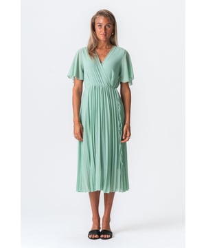 Entdecken Sie die Eleganz des Lina Kleids – Mint

Das Lina Kleid – Mint von TeeShoppen ist die perfekte Mischung aus Anmut und modernem Stil für die moderne Frau. Mit Liebe zum Detail entworfen, bietet dieses Kleid eine schmeichelhafte Silhouette und außergewöhnlichen Tragekomfort – ideal für den Alltag oder besondere Anlässe. Erleben Sie die Freude, ein Kleid zu tragen, das höchsten Qualitäts- und Modestandards entspricht.

Exquisites Design und moderner Stil

Jede Frau verdient es, sich selbstbewusst und schön zu fühlen. Das Lina Kleid – Mint ist perfekt geschnitten und sorgt dafür, dass jede Kurve betont und betont wird.

Das Lina Kleid – Mint besteht aus sorgfältig ausgewählten Stoffen, die für Langlebigkeit, Komfort und Stil sorgen.
Dieses Kleid bietet dank der durchdachten Verwendung von Stoffen, die Bewegungsfreiheit ermöglichen und gleichzeitig einen strukturierten Look bewahren, eine tadellose Passform. Seine raffinierte Verarbeitung und die Liebe zum Detail machen es zu jedem Anlass passend und verleihen Ihnen den ganzen Tag über ein Gefühl von Selbstvertrauen und Eleganz.