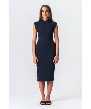 Omarm tijdloze elegantie met de Isabella-jurk

Stap in een wereld van moeiteloze verfijning met de Isabella-jurk in klassiek marineblauw. Meer dan zomaar een jurk, het is je nieuwe go-to voor het creëren van onvergetelijke momenten, het uitstralen van zelfvertrouwen en het omarmen van een tijdloze stijl. Ontdek de perfecte mix van klassieke charme en moderne gevoeligheid met dit prachtige item van TeeShoppen. Dit is niet zomaar een aanvulling op je garderobe; het is een statement van verfijnde smaak, ontworpen voor de moderne vrouw die waarde hecht aan zowel stijl als inhoud. De diepe, betoverende marineblauwe tint biedt een verfijnd alternatief voor zwart en biedt eindeloze veelzijdigheid en een vleugje ingetogen glamour voor elke gelegenheid.

Marineblauw is een kleur die boekdelen spreekt zonder op te scheppen. Het is universeel flatterend en straalt zelfvertrouwen en rust uit. De Isabella-jurk, in zijn rijke marineblauwe tint, is jouw canvas voor zelfexpressie. Of je nu streeft naar een professionele look, een chique avondoutfit of een verzorgde outfit voor overdag, deze jurk vormt de perfecte basis. Het vangt het licht prachtig op en voegt diepte en intrige toe aan uw algehele look. Zo valt u op met uw stille elegantie.