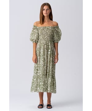 Presentamos el Vestido Lia - Verde para Mujer

Bienvenido a TeeShoppen, donde el estilo se fusiona con la comodidad con nuestro Vestido Lia - Verde, especialmente diseñado para la mujer moderna. Nuestro vestido, moderno y versátil, es imprescindible en tu armario, ofreciendo una combinación natural de elegancia y clase. El vibrante color verde aporta un toque refrescante de color, convirtiéndolo en la opción ideal tanto para salidas informales como para ocasiones especiales.

Calidad y Confección

En TeeShoppen, nos enorgullecemos de nuestro compromiso con la calidad y la confección excepcionales. El Vestido Lia - Verde está confeccionado con 100% algodón, lo que garantiza un tejido suave y transpirable, perfecto para los días más cálidos o las noches frescas y ventosas. Cada detalle está meticulosamente cuidado para crear un vestido que no solo luce genial, sino que también resiste el paso del tiempo. El material de alta calidad garantiza durabilidad, facilidad de lavado y fácil mantenimiento sin comprometer el estilo.

Diseñado pensando en cada mujer, el Vestido Lia - Verde ofrece un ajuste cómodo que se adapta a tus movimientos. Su tejido 100% algodón, ligero y transpirable, te garantiza una comodidad excepcional, tanto para salir como para disfrutar de un momento de tranquilidad. Su cuidada confección garantiza que el vestido se adapte a la figura, ofreciendo una combinación equilibrada de estilo y comodidad.