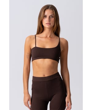Voel je onweerstaanbaar in de Alisa Mini Top - Bruin

Stel je een top voor die er niet alleen fantastisch uitziet, maar ook heerlijk aanvoelt op je huid. De Alisa Mini Top in een diepe, elegante bruine kleur van TeeShoppen is ontworpen om je precies dat gevoel te geven. Deze top is meer dan zomaar een kledingstuk; het is een zelfvertrouwen booster die je laat stralen, ongeacht de gelegenheid. De rijke bruine tint is ongelooflijk veelzijdig en voegt een vleugje verfijnde warmte toe aan je garderobe.
Ontworpen voor perfectie en comfort
Ongelooflijk zacht: De viscose zorgt voor een zijdezacht gevoel en een mooie valling die je lichaam omhult.
Ademend en comfortabel: Perfect voor zowel warme dagen als laagjes, omdat het materiaal je huid laat ademen.
Duurzaam en vormvast: Het polyester draagt bij aan de duurzaamheid en zorgt ervoor dat de top zijn vorm en kleur was na was behoudt.
Flexibele pasvorm: Het elastaan zorgt voor de nodige stretch, zodat de top je bewegingen volgt en een flatterende, nauwsluitende pasvorm heeft zonder te strak te zitten.