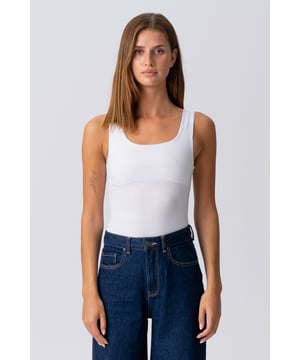 Eleanor Top in het wit: je nieuwe garderobefavoriet van TeeShoppen

Ontdek de Eleanor Top in stralend wit – een must-have, ontworpen door TeeShoppen voor de moderne vrouw die op zoek is naar de perfecte balans tussen tijdloze elegantie en dagelijkse functionaliteit. Deze top is niet zomaar een kledingstuk; het is een veelzijdige partner die zich moeiteloos aanpast aan jouw stijl en behoeften, ongeacht de gelegenheid.

Ongeëvenaarde stijl en comfort

De Eleanor Top maakt indruk met zijn strakke, minimalistische ontwerp en flatterende pasvorm. De helderwitte kleur straalt frisheid en verfijning uit, waardoor hij ongelooflijk gemakkelijk te combineren is met de rest van je garderobe. Combineer hem met een donkere jeans voor een klassieke look, of onder een blazer voor een professionele uitstraling.

Maak de Eleanor Top helemaal jouw eigen

De Eleanor Top in het wit is meer dan zomaar een kledingstuk; het is een investering in je persoonlijke stijl en comfort. Of je hem nu formeel of casual draagt, de Eleanor Top zorgt ervoor dat je je zelfverzekerd en goed gekleed voelt.