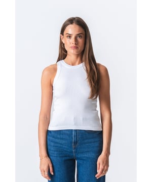 Geribbelde top in wit – Je nieuwe garderobefavoriet van TeeShoppen

Stel je een top voor die moeiteloos tijdloze elegantie combineert met uitzonderlijk comfort. Onze geribbelde top in stralend wit is precies dat – een essentieel kledingstuk, ontworpen voor de moderne vrouw die waarde hecht aan zowel stijl als welzijn.

100% puur katoen: Geniet van het natuurlijke ademend vermogen en de ongeëvenaarde zachtheid die je de hele dag comfortabel en fris houdt. Een materiaal dat zacht is voor de huid en ademt.

Flatterende ribstructuur: Voegt een vleugje verfijnde elegantie toe en zorgt voor een flexibele pasvorm die elk lichaamstype complementeert. De discrete textuur geeft een verder eenvoudig ontwerp een boost.

Klassieke witte kleur: Een veelzijdige en krijtachtige witte tint die ongelooflijk gemakkelijk te stylen is en nooit uit de mode raakt. Het symboliseert puurheid en fleurt elke outfit op.

Duurzaam ontwerp van TeeShoppen: Gemaakt om veelvuldig gebruik en wassen te weerstaan, zodat je seizoen na seizoen van je favoriete top kunt genieten zonder in te leveren op kwaliteit.

Gemakkelijk te onderhouden: Een praktische en handige aanvulling op een druk dagelijks leven - gemakkelijk te wassen en behoudt zijn vorm prachtig.

Styling zonder grenzen: Van casual voor elke dag tot elegante avondkleding.

Maak ruimte in je kledingkast voor je nieuwe favoriet - bestel vandaag nog je geribbelde top in het wit en ervaar zelf de perfecte balans tussen verfijnde stijl, subliem comfort en duurzame kwaliteit.