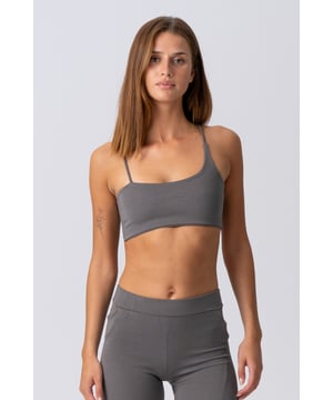 Alisa Mini Top in Grijs: Je Nieuwe Garderobefavoriet van TeeShoppen

Ontdek de ultieme combinatie van stijl, comfort en veelzijdigheid met de Alisa Mini Top in een elegante grijze kleur. Deze top van TeeShoppen is ontworpen voor de moderne vrouw die waarde hecht aan zowel een chique look als een comfortabele pasvorm die de hele dag meegaat. Of je nu naar een informele koffiedate, een belangrijke vergadering of een avondje uit gaat, de Alisa Mini Top is je trouwe metgezel.

Een Symfonie van Zachtheid en Flexibiliteit

Het geheim achter het onweerstaanbare comfort van de Alisa Mini Top schuilt in de zorgvuldig geselecteerde materiaalmix. Met 47% polyester garandeert de top duurzaamheid, behoudt zijn vorm was na was en is gemakkelijk te onderhouden – vaarwel tegen onnodig strijken! De 48% viscose zorgt voor een zijdezacht gevoel op de huid, dat doet denken aan luxueuze natuurlijke vezels, gecombineerd met een prachtige valling. De toevoeging van 5% elastaan zorgt voor precies de juiste hoeveelheid stretch, waardoor het topje moeiteloos met je bewegingen meebeweegt en een flatterende, aansluitende pasvorm heeft zonder te strak te zitten.