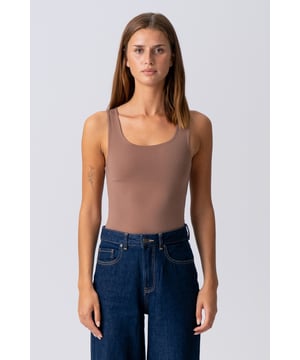 Trakteer jezelf op tijdloze elegantie: Eleanor Top in bruin

Ontdek de ultieme combinatie van stijl, comfort en veelzijdigheid met de Eleanor Top in een prachtige bruintint van TeeShoppen. Deze top is ontworpen voor de moderne vrouw die waarde hecht aan zowel een verfijnde look als een comfortabele pasvorm. De Eleanor Top is meer dan zomaar een kledingstuk; het is een investering in je garderobe waar je seizoen na seizoen plezier van zult hebben.

Ontworpen voor de moderne vrouw

De diepe, rijke bruine kleur van de Eleanor Top is zowel klassiek als trendy, waardoor hij ongelooflijk gemakkelijk te stylen is. De flatterende pasvorm is ontworpen om je figuur optimaal te accentueren, zonder in te leveren op comfort. Of je nu op kantoor bent, een informele brunch met vrienden hebt of een speciaal avondje uit gaat, de Eleanor Top zorgt ervoor dat je je zelfverzekerd en goed gekleed voelt.