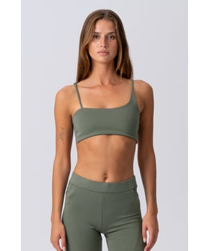 Verfris je stijl met de Alisa Mini Top in Khaki

Droom je van een top die moeiteloos moderne chic combineert met ongeëvenaard comfort? Dan is de Alisa Mini Top in de veelzijdige kaki kleur van TeeShoppen jouw nieuwe favoriet. Deze top is ontworpen voor de modebewuste vrouw die waarde hecht aan zowel stijl als welzijn in haar kleding. Stel je het gevoel van zelfvertrouwen en elegantie voor elke keer dat je deze flatterende minitop draagt – klaar om de dag te veroveren, wat die ook brengt.

Ontworpen voor jou: Comfort ontmoet elegantie
De Alisa Mini Top is meer dan zomaar een top; het is een ervaring van luxe comfort en doordacht design. Het geheim schuilt in de unieke materiaalmix:

De verfijnde kaki kleur is een tijdloze klassieker die ingetogen elegantie uitstraalt. Deze aardse tint is ongelooflijk veelzijdig en past bij een breed scala aan huidtinten, waardoor het een gemakkelijke keuze is die moeiteloos in elke garderobe past. De mini-top heeft een moderne en jeugdige uitstraling en is ontworpen om uw figuur op een zo flatterend mogelijke manier te accentueren, ongeacht of u hem alleen draagt of als onderdeel van een laagjeslook.