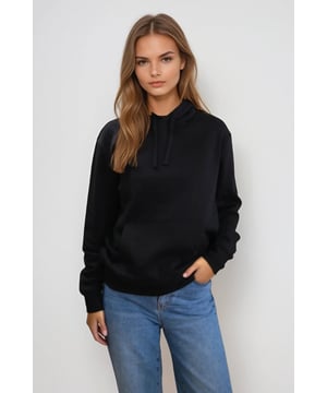 Onthul je dagelijkse uniform: De Essential Black Hoodie

Wij begrijpen de zoektocht naar de perfecte hoodie – eentje die fantastisch aanvoelt, er wasbeurt na wasbeurt fantastisch uitziet en moeiteloos meegaat met je dynamische levensstijl. Deze Essential Black Hoodie is het antwoord van TeeShoppen. Het ademende katoen zorgt ervoor dat je comfortabel blijft, nooit te warm, terwijl het duurzame polyester zorgt voor veerkracht, vormbehoud en een subtiele weerstand tegen kreukels en krimp. Het is de doordachte balans tussen natuurlijke zachtheid en praktische prestaties, ontworpen om je bij te houden en zijn luxueuze gevoel en scherpe zwarte kleur te behouden, zelfs na talloze keren dragen.

Meer dan alleen comfort: het is een stijlstatement

De schoonheid van de TeeShoppen Essential Black Hoodie schuilt in zijn ongelooflijke veelzijdigheid. Hij is niet alleen geschikt om in te loungen (hoewel hij daarin uitblinkt!); hij is ontworpen om deel uit te maken van je actieve, energieke leven. Stel je voor:

Deze zwarte hoodie voor dames past zich aan je behoeften aan en biedt een betrouwbare laag comfort en stijl, ongeacht de gelegenheid. Het is een sieraad waar u steeds weer naar grijpt, dat uw keuzes eenvoudiger maakt en uw dagelijkse look verbetert.