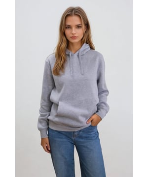 Maak kennis met je nieuwe favoriet voor ongeëvenaard comfort en tijdloze stijl: de TeeShoppen Essential Hoodie voor dames in verfijnd grijsmelange. Dit is niet zomaar een hoodie; het is een zorgvuldig vervaardigd kledingstuk, ontworpen om je dagelijkse momenten te verrijken en je te omhullen met een zachte omhelzing die aanvoelt als een tweede huid. Stel je voor dat je moeiteloos de overgang maakt van een productieve ochtend naar een ontspannen avond, terwijl je er op je best uitziet en je ook zo voelt. Dit is de hoodie die jouw leven begrijpt.

De schoonheid van de Essential Hoodie schuilt in zijn eenvoud en veelzijdigheid. De kleur grijsmelange is een verfijnde neutrale kleur die een perfect canvas biedt voor jouw persoonlijke stijl. Het is het ultieme laagjesitem, klaar om aan te passen aan elke gelegenheid of elk seizoen.

Deze hoodie voor dames draait niet alleen om er goed uitzien; het gaat erom dat je je zelfverzekerd en comfortabel voelt in je eigen vel, waar de dag je ook brengt.
