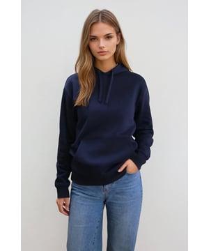 Ervaar ongeëvenaard comfort en zachtheid

Vanaf het moment dat je hem aantrekt, begrijp je waarom we hem Essential noemen. Gemaakt van een premium mix van 60% katoen en 40% polyester, biedt deze hoodie het beste van twee werelden. Voel de zachte streling van zacht, ademend katoen tegen je huid, voor een behaaglijke warmte die perfect is voor elk seizoen. De slimme toevoeging van polyester zorgt ervoor dat deze marineblauwe dameshoodie zijn vorm behoudt, kreukt en bestand is tegen dagelijkse slijtage, waardoor hij zowel duurzaam als comfortabel is. Het is de zachtheid waarin je dag in dag uit wilt leven.

Moeiteloze stijl, eindeloze mogelijkheden

De rijke, diepblauwe tint is een hoeksteen van elke veelzijdige garderobe. Deze hoodie van TeeShoppen biedt een verfijnde interpretatie van een casual klassieker, waardoor hij ongelooflijk gemakkelijk te stylen is. Of je hem nu combineert met je favoriete jeans voor een relaxte weekendlook, hem over je sportkleding na het sporten draagt of hem onder een jas draagt voor extra warmte op koude dagen, deze marineblauwe essential hoodie past zich aan jouw leven aan. De strakke lijnen en het klassieke design zorgen ervoor dat je er altijd verzorgd uitziet, zelfs op je meest relaxte dagen. Dit is een ware modekameleon, klaar voor alles wat je agenda je brengt.