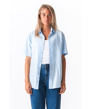 ¿Sueñas con la camisa perfecta para días cálidos y noches brillantes? Imagina una sensación de ligereza y un estilo natural. Presentamos la camisa de lino de manga corta TeeShoppen en un hermoso azul claro brillante, diseñada especialmente para la mujer moderna que valora la comodidad y la elegancia.

¿Por qué elegir la camisa de lino TeeShoppen?

Mezcla de materiales de primera calidad: Combinación óptima de 70 % algodón y 30 % lino para mayor transpirabilidad y suavidad.

Ligera y vaporosa: Ideal para climas cálidos y verano; te mantiene fresca y cómoda.

Diseño atemporal: Corte clásico de manga corta que nunca pasa de moda.

Ajuste favorecedor: Diseñada para realzar la figura femenina.

Versátil color azul claro: Fácil de integrar en tu armario.

Calidad TeeShoppen: Durabilidad y confección artesanal en la que puedes confiar.

Calidad que perdura: De TeeShoppen

En TeeShoppen, no comprometemos la calidad. Creemos que un buen diseño y materiales duraderos son la base de un gran armario. Esta camisa de lino de manga corta no es la excepción. Está diseñada para lucirse temporada tras temporada, ofreciendo un estilo atemporal que se impone a las tendencias más actuales. Consiéntete con la sensación de lujo y el estilo elegante de nuestra camisa de lino azul claro: una prenda imprescindible para tu armario de verano.