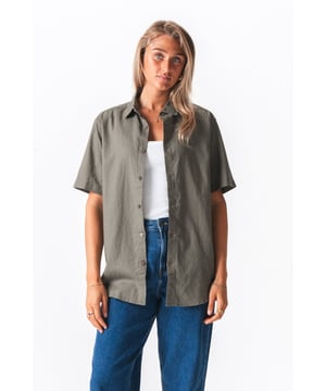 Experimenta la Comodidad Esencial del Verano: Camisa de Lino de Manga Corta - Army

Empieza la temporada con un estilo desenfadado y una comodidad inigualable con la Camisa de Lino de Manga Corta de TeeShoppen en el moderno color Army. Diseñada para la mujer moderna que valora tanto la estética como el bienestar, esta camisa es una prenda indispensable para tu armario de verano. Imagina la sensación ligera y fresca en tu piel en un día caluroso: eso es exactamente lo que ofrece esta camisa, gracias a su cuidada combinación de materiales.

Elegancia Natural y Transpirabilidad

El secreto de la excepcional comodidad de esta camisa reside en la cuidadosamente seleccionada mezcla de 70 % algodón y 30 % lino. La estructura natural del tejido añade un toque de elegancia informal, perfecto para una gran variedad de ocasiones.

Calidad TeeShoppen que se Siente

En TeeShoppen, no comprometemos la calidad. Creemos que el diseño atemporal y los buenos materiales son la base de un armario funcional. Esta Camisa de Lino de Manga Corta no es la excepción. Representa nuestro compromiso de ofrecer básicos con estilo que perduren, tanto en diseño como en calidad. Invierta en una camisa que combine moda, funcionalidad y durabilidad: una prenda imprescindible para cualquier mujer que se preocupa por la calidad.
