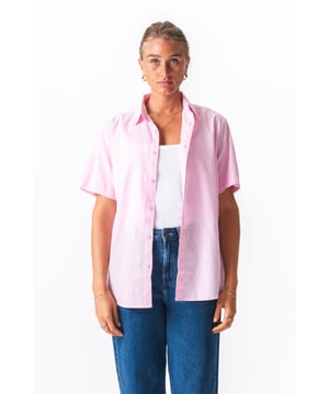 Disfruta de un estilo relajado para el verano

Imagina salir al sol, sintiéndote fresca, segura y con un estilo chic sin esfuerzo. Esa es la sensación que te ofrece nuestra camisa de manga corta de mezcla de lino para mujer, envuelta en un hermoso tono rojo claro. Dile adiós a los sofocantes días de verano y hola a la comodidad transpirable. Esta no es una simple camisa de manga corta; es tu nueva prenda esencial para afrontar el verano con elegancia y comodidad.

Por qué te encantará esta camisa de mezcla de lino
Transpirable: Su 30 % de lino garantiza una excelente ventilación, manteniéndote fresca y cómoda incluso cuando suben las temperaturas. Perfecta para días soleados y noches templadas, la convierte en una prenda transpirable ideal para el verano.
Tacto suave y lujoso: Experimenta la diferencia de nuestra mezcla premium de 70 % algodón. Es suave con la piel y te ofrece comodidad durante todo el día sin la típica sensación de roce que a veces se asocia con el lino puro.

Tono vibrante pero versátil: El rojo claro es llamativo y fácil de combinar, añadiendo un toque de color que complementa diversos tonos de piel y combina a la perfección con tonos neutros o estampados.

Duradero y de fácil cuidado: Disfruta de la durabilidad de esta mezcla y su relativamente fácil cuidado en comparación con el lino 100 %, lo que significa que podrás usarla más y con menos complicaciones con tu camisa de lino de algodón favorita.