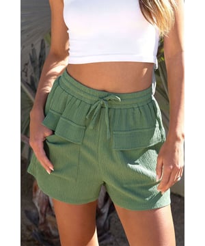 Cintura elástica con cordón para un ajuste cómodo  
Bolsillos de doble solapa para mayor funcionalidad  
Concha texturizada a la moda  
Diseño de corte holgado  
Ideal para combinar con blusas de color sólido o camisetas gráficas  
Material: 95% poliéster 5% elastano