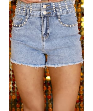 Diseño de cintura alta que acentúa la cintura y alarga las piernas  
Adornos de strass para un toque adicional de brillo y destello  
Acabado de denim de lavado claro para una vibra relajada  
Detalle de dobladillo sin terminar para un toque moderno y fresco  
Elasticidad media-alta para un ajuste cómodo  
Material: 72% Algodón, 26% Poliéster, 2% Elastano