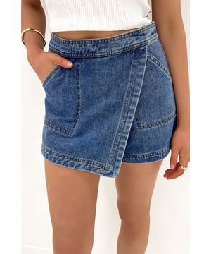 Mini pantalón de mezclilla envuelto falso Ashleigh Blue  
  Diseño elegante de envoltura falsa  
  Combina la estética de una falda con la funcionalidad de unos pantalones cortos  
  Fabricado con mezclilla durable  
  Presenta costuras en contraste  
  Incluye bolsillos funcionales  
Material: 72% Algodón 26% Poliéster 2% Elastano
