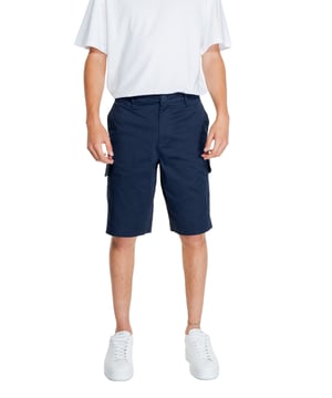 Blaue Shorts aus unifarbener Baumwolle.
  Reissverschluss und Knopfverschluss.
  Seitentaschen vorne und hinten.
  97 % Baumwolle und 3 % Lycra.
  Artikelnummer: 3DZS07 ZN3TZ.