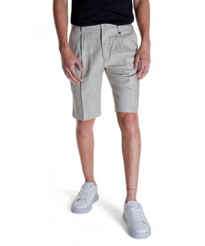 Beigefarbene unifarbene Shorts mit Reissverschluss und Knopfverschluss.
  Vorder.
  und Gesasstaschen.
  Hergestellt aus 52 % Leinen und 48 % Viskose.
  Maschinenwaschbar.
  Artikelnummer: MMSH00204.
  FA800126.