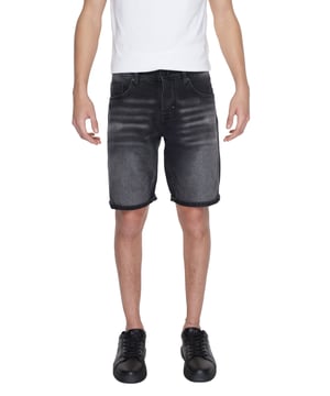 Stylische schwarze Baumwollshorts fur Herren.
  Perfekt fur die Fruhjahrs.
  /Sommersaison.
  Vorder.
  und Gesasstaschen.
  Praktischer Reissverschluss und Knopfverschluss.
  Hergestellt aus 100% Baumwolle.
  Maschinenwaschbar bei 30Â°.