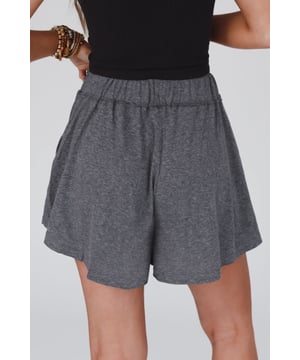 Nuestros estilos están diseñados con un look entallado y a la moda en mente, siguiendo un estándar de tamaño internacional. Para el mejor ajuste, sugerimos elegir una talla más de la que usas habitualmente. ¡Asegúrate de revisar nuestra tabla de tamaños para encontrar tu combinación perfecta!
Pantalones cortos culotte grises
Silueta de ajuste relajado
Cintura elástica de talle alto
Detalles con borde sin terminar
Disponibles en tallas S, M, XL
Alta elasticidad
Material: 70% Poliéster, 27% Viscosa, 3% Elastano