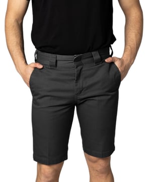 Pantalon corto liso gris con cierre de cremallera y botones.
  Marca: Dickies.
  Genero: Hombres.
  Temporada: Primavera/Verano.
  Color: gris.
  Patron: liso.
  Sujecion: cremallera y boton.
  Bolsillos: bolsillos laterales.
  Composicion: 35% algodon 65% poliester.
  Lavado: lavar a maquina a 30Â°.