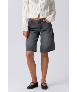 Libera tu estilo interior: Los shorts vaqueros negros esenciales

¿Cansada de buscar los shorts perfectos para el verano? Tu búsqueda termina aquí. Presentamos los shorts vaqueros negros TeeShoppen para mujer: una obra maestra de comodidad, estilo y elegancia natural, diseñados para convertirse en la piedra angular de tu armario para el verano. Imagina ponerte unos shorts que no solo lucen increíbles, sino que se sienten de maravilla. Esa es la promesa de nuestros shorts vaqueros premium.

Felicidad de algodón puro: Respira tranquilo, vive con comodidad

Confeccionados con 100 % algodón puro y transpirable, estos shorts vaqueros negros son tu aliado ideal contra el calor del verano. Las fibras naturales ofrecen una suavidad inigualable, garantizando comodidad durante todo el día sin esa sensación rígida y restrictiva que puede tener la mezclilla. Siente la suave caricia del algodón de alta calidad que se mueve contigo, ya sea que estés paseando por la ciudad, disfrutando de un picnic en el parque o bailando toda la noche en un festival de verano.