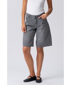 Descubre tu nueva obsesión de verano: Pantalones cortos vaqueros grises

Adéntrate en la frescura sin esfuerzo y la comodidad inigualable de los pantalones cortos vaqueros grises de TeeShoppen, diseñados para la mujer moderna que valora tanto el estilo como la esencia. No son unos shorts vaqueros cualquiera; son tu próxima prenda básica, listas para disfrutar de aventuras soleadas, fines de semana relajados y todo lo demás. Imagina una prenda versátil que combina a la perfección un estilo moderno con la comodidad para el día a día: esa es la promesa de nuestros pantalones cortos vaqueros grises, elaborados meticulosamente.

Experimenta una comodidad inigualable: Confeccionados con 100 % algodón puro

Los pantalones cortos vaqueros grises de TeeShoppen están diseñados pensando en la silueta femenina. Su corte es moderno y atemporal, con un largo favorecedor, práctico y elegante. Cubren para mayor comodidad y realzan las piernas, logrando el equilibrio perfecto para un look veraniego chic. El diseño clásico de los pantalones cortos presenta detalles esenciales como bolsillos funcionales y un cierre seguro, combinando moda y practicidad.