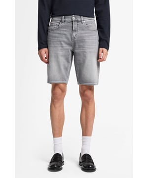 Herren  Die Regular Shorts aus grauem Denim sind supervielseitig. Mit ihrem mittelhohen Bund und dem schmalen geraden Bein eignen sie sich für zahllose Styling-Varianten. Wenn es lässig-elegant sein soll, tragen Sie dazu ein Langarm-Poloshirt und Pennyloafer.