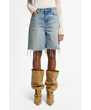 Damen  Bleiben Sie cool in den Lola Shorts. Das Modell mit mittelhohem Bund sitzt ein wenig tiefer auf der Hüfte und erinnert mit seinem etwas weiter geschnittenen Bein an den Look der 90er Jahre. Beachten Sie den kunstvoll ausgefransten Saum und das ausgebleichte Finish. Dazu empfehlen wir ein Langarmshirt und spitze kniehohe Stiefel.