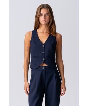 Verfris je garderobe met tijdloze elegantie: Natalie Vest - Marineblauw

Vernieuw je garderobe met het Natalie Vest in Marineblauw – een tijdloze klassieker van TeeShoppen die moeiteloos elegantie combineert met functionaliteit. Dit vest is ontworpen voor de moderne vrouw die waarde hecht aan stijl, comfort en veelzijdigheid in één kledingstuk. Stel je een vest voor dat net zo goed zit als het eruitziet. Het Natalie Vest is gemaakt van 100% polyester, een materiaal dat bekendstaat om zijn lichtheid, duurzaamheid en potentieel zijdezachte gevoel. De diepblauwe kleur voegt een vleugje verfijnde rust toe aan elke outfit, waardoor het een ongelooflijk veelzijdige aanvulling is op je collectie. Of je nu naar kantoor gaat, een casual brunch met je vriendinnen hebt of een avondje uitgaat, het Natalie Vest tilt je look naar een hoger niveau en geeft je een gevoel van zelfvertrouwen en verfijning.

Kwaliteit en service waarop je kunt vertrouwen van TeeShoppen

Bij TeeShoppen zijn we gepassioneerd toegewijd aan het aanbieden van mode die geen concessies doet aan kwaliteit of design. Het Natalie Vest is een prachtig voorbeeld van onze toewijding aan het leveren van hoogwaardige kleding tegen eerlijke prijzen, omdat we geloven dat iedereen zich goed moet voelen in wat hij of zij draagt.

Maak het Natalie Vest - Navy vandaag nog tot een onmisbaar item in je garderobe en ervaar zelf de perfecte harmonie van verfijnde stijl, ongeëvenaard comfort en eindeloze veelzijdigheid. Dit is meer dan zomaar een vest - het is een investering in je zelfvertrouwen en een upgrade van je persoonlijke stijl, geleverd door TeeShoppen.