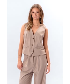 Nadia Vest - Beige

Geef je outfit een moderne touch met ons Nadia vest in beige. Dit vest is de perfecte laagjeslook voor zowel alledaagse als speciale gelegenheden. Met zijn minimalistische design en comfortabele pasvorm is het Nadia vest veelzijdig en makkelijk te stylen, ongeacht wat de dag brengt.

Het Nadia vest in beige is de perfecte aanvulling op je garderobe wanneer je een stijlvolle maar toch casual look wilt. Shop nu en til je stijl naar nieuwe hoogten!