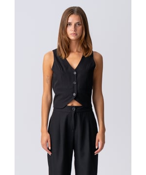 Ontdek tijdloze elegantie met het Natalie vest - Zwart van TeeShoppen

Til je garderobe naar een nieuw niveau van verfijning met het Natalie vest in klassiek zwart. Dit veelzijdige en stijlvolle vest voor dames van TeeShoppen is ontworpen voor de moderne vrouw die waarde hecht aan zowel esthetiek als functionaliteit. Het Natalie vest is meer dan alleen een kledingstuk; het is een investering in je persoonlijke stijl die moeiteloos een verfijnde touch toevoegt aan elke outfit.

Waarom het Natalie vest je nieuwe garderobefavoriet wordt

Het Natalie vest is ontworpen met de focus op de combinatie van een chic design met uitzonderlijk comfort en veelzijdigheid. De diepe, zwarte kleur maakt het een ware kameleon in je garderobe, klaar om op talloze manieren gestyled te worden.

Investeer in je stijl met het Natalie vest - Zwart. Het is het perfecte item om een veelzijdige en chique garderobe op te bouwen die seizoen na seizoen meegaat. Voeg dit onmisbare vest vandaag nog toe aan je collectie en ervaar de perfecte balans tussen stijl, comfort en kwaliteit waar TeeShoppen om bekendstaat.
