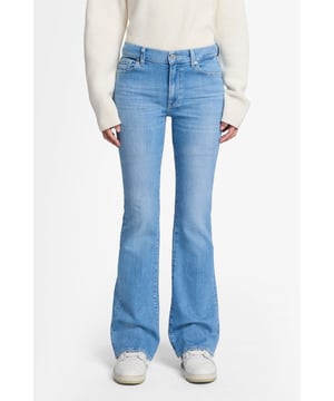 Damen  Die Bootcut Jeans sind ein Langzeit-Bestseller, und das überrascht nicht: Der klassische Schnitt ist durch einen mittelhohen Bund und ein leicht ausgestelltes Bein gekennzeichnet und passt zu T-Shirts und Pantoletten ebenso wie zu Strickpullis und Stiefeln. Diese Variante aus blauem Slim Illusion Earthkind Denim ist besonders vielseitig und macht dazu noch eine schöne Figur. Die Jeans von 7 For All Mankind werden aus Premiumstoffen hergestellt.