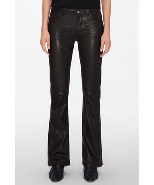 Damen  Die Bootcut Tailorless aus butterweichem schwarzem Leder ist einer der Styles der neuen Saison schlechthin. Tragen Sie das tief sitzende Bootcut-Modell mit einem lockeren schwarzen T-Shirt und Stiefeletten für ein unkompliziertes Outfit mit Ausstrahlung.