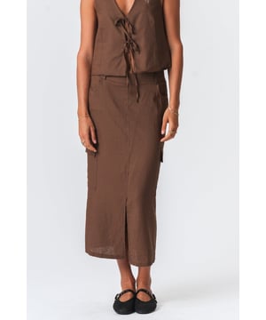 Descubre la Falda de Lino Marrón Perfecta de TeeShoppen

Adéntrate en un estilo desenfadado con nuestra Falda de Lino Marrón de TeeShoppen, diseñada especialmente para mujeres que aprecian la elegancia refinada combinada con la comodidad moderna. Confeccionada a mano con una mezcla de tejidos cuidadosamente seleccionados, esta falda es una adición ideal a tu armario que promete versatilidad y un atractivo chic.

Diseño Elegante y Comodidad Inigualable

Experimenta la belleza de los tejidos naturales con una falda que realza la refinada textura del lino y la viscosa. La suave pero duradera mezcla de tejidos, compuesta por Lino 55 y Viscosa 45, se adapta con gracia a tu figura, acentuando tus curvas naturales y permitiendo libertad de movimiento.

Artesanía de Calidad de TeeShoppen

Nuestra Falda de Lino Marrón está meticulosamente confeccionada para garantizar una silueta favorecedora, con costuras precisas y un énfasis en la calidad que te enamorará de cada detalle.

Una Opción Sostenible para Amantes de la Moda

Nuestro compromiso con la sostenibilidad es fundamental en todo lo que hacemos. Las telas elegidas para esta prenda se seleccionaron no solo por su comodidad y elegancia, sino también por su mínimo impacto ambiental.

Ajuste perfecto y fácil cuidado

Diseñada pensando en la mujer moderna, esta falda ofrece un ajuste cómodo que se adapta suavemente a tu figura. Con cinturilla ajustable y costuras cuidadosamente ubicadas, proporciona una silueta favorecedora y garantiza durabilidad.