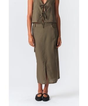 Presentamos la Falda de Lino Perfecta para Mujer

Esta Falda de Lino Verde de TeeShoppen está diseñada para la mujer moderna que valora la calidad, la comodidad y el estilo. Confeccionada con una mezcla ideal de lino y viscosa en una proporción de lino: 55 y viscosa: 45, esta falda ofrece una sensación de lujo y te garantiza un aspecto elegante de la mañana a la noche. Su tejido transpirable es perfecto para los días cálidos y también lo suficientemente versátil como para combinarlo con las noches más frescas. Con su atemporal tono verde, esta falda aporta un toque de color refrescante a cualquier armario.

Diseño Elegante con Versatilidad para el Día a Día

La Falda de Lino Verde presenta una silueta favorecedora que se adapta a la perfección a la figura y realza la cintura. Está diseñada para ofrecer el ajuste perfecto para cada mujer. Ya sea para un brunch informal, una reunión profesional o una salida nocturna con amigas, esta falda está diseñada para satisfacer las exigencias de tu ajetreado estilo sin renunciar al estilo.

Comodidad y estilo combinados

El secreto del diseño de esta falda reside en la alta calidad de su tejido. Con una cuidada combinación de lino y viscosa, la falda es suave, duradera y elegante. El material se selecciona no solo por su comodidad, sino también por su excelente caída y fluidez, que permite una gran libertad de movimiento. Puedes usarla con confianza todo el día, sabiendo que se adaptará a las curvas naturales de tu cuerpo y te brindará la comodidad que mereces.