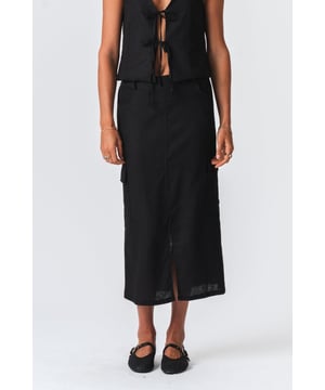 Descubre la elegancia de nuestra falda de lino

Experimenta el encanto sofisticado y el estilo desenfadado de la falda de lino negra de TeeShoppen, diseñada exclusivamente para mujeres que aprecian la moda atemporal. Esta falda, exquisitamente confeccionada, combina tejidos naturales con un diseño moderno para ofrecer comodidad y versatilidad, convirtiéndola en una prenda imprescindible para tu armario.

Calidad y diseño excepcionales

Confeccionada con esmero, nuestra falda de lino negra es un testimonio de calidad y precisión. La combinación de telas, con lino: 55 y viscosa: 45, ha sido elegida no solo por su durabilidad, sino también por su textura naturalmente transpirable que te mantiene fresca y cómoda durante todo el día. Su silueta favorecedora complementa cualquier tipo de cuerpo, realzando tu figura y brindando un look elegante, ya sea combinada con una camiseta informal o una blusa elegante.

Moda y funcionalidad

El diseño de la falda de lino destaca por su atención al detalle. Las líneas limpias y el corte cuidadosamente seleccionado garantizan que disfrutes de una prenda elegante y adaptable a diversas ocasiones. El color negro neutro es un elemento esencial del guardarropa; es fácil de combinar con una variedad de estilos y colores diferentes, lo que le permite crear una variedad de looks, desde ropa profesional de oficina hasta salidas relajadas de fin de semana.