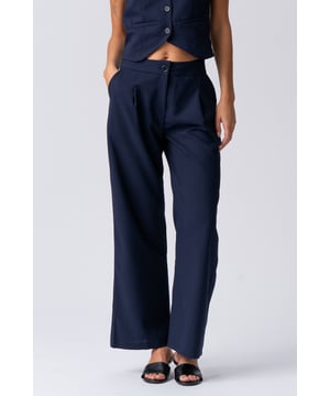 Entdecken Sie zeitlose Eleganz und höchsten Tragekomfort mit der Natalie Hose – Navy.

Stellen Sie sich eine Hose vor, die sich traumhaft anfühlt und gleichzeitig Selbstbewusstsein und Eleganz ausstrahlt. Entdecken Sie die Natalie Hose im klassischen Marineblau von TeeShoppen. Diese Hose ist nicht nur ein Kleidungsstück, sondern Ihr treuer Begleiter im geschäftigen Alltag und verleiht Ihnen mühelosen Chic, egal was der Tag bringt. Mit der Natalie Hose investieren Sie in einen vielseitigen Lieblingsteil, der Sie mühelos vom Büro bis zum entspannten Wochenende begleitet.

Die Natalie Hose wurde mit einem ausgeprägten Auge für die weibliche Silhouette entworfen. Sie schmiegt sich elegant an die Hüften und fällt schmeichelnd über die Beine, wodurch die Illusion von Länge und Eleganz entsteht. Erleben Sie unvergleichlichen Tragekomfort mit voller Bewegungsfreiheit, ohne Kompromisse bei der anspruchsvollen Ästhetik einzugehen. Fühlen Sie sich vom ersten Moment an stark, selbstbewusst und mühelos stilvoll.