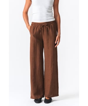 Lilly Pants - Bruin voor dames

Ontdek comfort, stijl en kwaliteit met de nieuwe Lilly Pants - Bruin van TeeShoppen, exclusief ontworpen voor vrouwen die mode en functionaliteit hoog in het vaandel hebben staan. Deze broek is met precisie vervaardigd en gemaakt van 100% polyester en is de perfecte metgezel voor elke gelegenheid, of het nu gaat om een casual dagje uit, een ontspannen weekendje thuis of een gezellige avond met vrienden.

De Lilly Pants - Bruin zijn ontworpen met oog voor detail en een passie voor het kleden van vrouwen in stijlvolle, trendsettende kleding. De rustgevende bruine tint is perfect in balans met ingetogen accenten, waardoor deze broek ideaal past bij diverse tops en accessoires. Of je nu een verfijnde look kiest of het juist relaxed houdt, deze broek tilt je stijl direct naar een hoger niveau.

Ervaar de heerlijke zachtheid van premium polyester dat zacht aanvoelt op de huid en ervoor zorgt dat je de hele dag koel en comfortabel blijft. De doordacht ontworpen snit accentueert je natuurlijke rondingen zonder in te leveren op comfort, en biedt je ongeëvenaarde bewegingsvrijheid. Dankzij de flexibele taillelijn en de zorgvuldig op maat gemaakte pasvorm past de Lilly Pants zich perfect aan uw lichaam aan. Ze bieden ondersteuning waar nodig en zijn elegant, waardoor elke beweging sierlijk is.