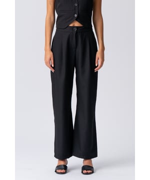 Natalie Hose – Schwarz

Entdecken Sie die Natalie Hose – Schwarz von TeeShoppen – Ihr neues Must-have für die moderne Frau, die Wert auf Stil und Wohlbefinden legt. Diese schwarze Hose ist mehr als nur ein Kleidungsstück; sie ist eine Investition in Ihr Selbstbewusstsein und Ihren vielseitigen Stil.

Die Natalie Hose verleiht Ihnen ein Gefühl von Luxus und Komfort, egal wohin der Tag Sie führt. Das tiefe, klassische Schwarz macht sie unglaublich vielseitig und einfach zu stylen – und löst damit das ewige Kleiderdilemma. Ob im Büro, bei einem lockeren Treffen mit Freunden oder einem eleganten Abend – die Natalie Hose ist Ihre sichere Wahl.

Machen Sie die Natalie Hose – Schwarz zu einem zentralen Bestandteil Ihrer stilvollen und funktionalen Garderobe. Erleben Sie die perfekte Kombination aus raffiniertem Design, unübertroffenem Komfort und praktischer Vielseitigkeit. Ergänzen Sie Ihre Kollektion noch heute mit dieser unverzichtbaren schwarzen Hose und spüren Sie, wie eine gut gewählte Hose Ihr Alltagsoutfit und Ihr Selbstbewusstsein bereichern kann.