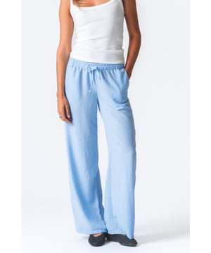 Ontdek de perfecte mix van stijl en comfort met de Lilly Pants - Lichtblauw

Maak kennis met de nieuwste toevoeging aan de exclusieve collectie van TeeShoppen, speciaal ontworpen voor vrouwen die op zoek zijn naar een moderne stijl met een vleugje verfijning. De Lilly Pants - Lichtblauw biedt een verfijnde look die een modieus design combineert met maximaal comfort, waardoor het een onmisbaar item is voor je garderobe. Deze broek is met veel aandacht voor detail gemaakt en is veelzijdig, zowel voor casual uitjes als formele gelegenheden.

De lichtblauwe tint voegt een verfrissend element toe aan je dagelijkse outfit en past bij diverse tops en accessoires. Deze prachtige tint is perfect voor het creëren van een evenwichtige en rustgevende look die moeiteloos overgaat van dag naar avond. Of je nu naar een brunch, een zakelijke bijeenkomst of een ontspannen avondbijeenkomst gaat, deze broek valt op door de zachte, aantrekkelijke kleur en het stijlvolle design.

Comfortabele pasvorm: Deze broek is ontworpen met de moderne vrouw in gedachten en biedt een comfortabele pasvorm die beweging en flexibiliteit ondersteunt, waardoor hij ideaal is voor diverse activiteiten gedurende de dag.