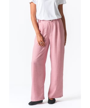Entdecken Sie die Emma Pants Loose – Pink von TeeShoppen

Willkommen zu einem neuen Standard in Sachen Komfort und Style mit unserer Emma Pants Loose – Pink. Diese Hose wurde speziell für Frauen entwickelt, die Wert auf Funktionalität und Mode legen. Sie vereint einen modernen Schnitt mit einer weichen, leichten Passform – perfekt für jeden Anlass. Bei TeeShoppen legen wir Wert auf hochwertige Materialien und modernes Design, das sich in jedem Detail dieser wunderschönen Hose widerspiegelt.

Eleganter und funktionaler Stil

Die Emma Pants Loose – Pink bringt mit ihrem Rosa, das Eleganz und Leichtigkeit ausstrahlt, frischen Wind in Ihre Garderobe. Diese Hose ist ideal für einen ruhigen Tag im Büro und einen Wochenendausflug. Der lockere Schnitt bietet maximale Bewegungsfreiheit, während die sorgfältig ausgewählten Materialien langlebig und pflegeleicht sind. Die Materialauswahl sorgt für optimalen Tragekomfort, auch unterwegs, und die einzigartige Materialkombination sorgt für ein leichtes und angenehmes Tragegefühl auf der Haut.