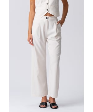 Natalie Hose – Hellbeige: Ihr Schlüssel zu müheloser Eleganz und Komfort

Träumen Sie von einer Hose, die mühelos anspruchsvollen Stil mit himmlischem Komfort verbindet? Entdecken Sie die Natalie Hose in Hellbeige von TeeShoppen – speziell entworfen für die moderne Frau, die Wert auf Ästhetik und Wohlbefinden in ihrer Garderobe legt. Diese Hose ist nicht nur ein Kleidungsstück; sie ist ein Erlebnis von alltäglichem Luxus, eine vielseitige Grundlage, die jedes Outfit aufwertet.

Der zarte Hellbeigeton ist der Inbegriff dezenter Eleganz. Er ist unglaublich vielseitig und dient als neutrale Leinwand, auf der Sie mit unzähligen Farben und Stilen experimentieren können. Stellen Sie sich vor, Sie schlüpfen morgens in diese Hose und fühlen sich sofort gut gekleidet, selbstbewusst und bereit, den Tag zu meistern, ohne Kompromisse bei Bewegungsfreiheit oder Komfort einzugehen.

Die Stärke der Natalie Hose liegt in ihrer unglaublichen Vielseitigkeit. Das zeitlose Design und die neutrale Farbe machen sie zu einem wahren Garderoben-Chamäleon, das sich mühelos jedem Anlass und Stil anpasst. Egal, ob Ihr Tag wichtige Meetings im Büro, ein gemütliches Mittagessen mit Freundinnen oder einen entspannten Spaziergang im Park umfasst, mit Natalie Pants sind Sie auf der sicheren Seite.
