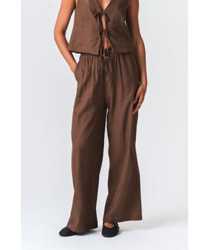 Entdecken Sie die Leinenhose – Braun von TeeShoppen

Willkommen in einer Welt voller Komfort und Stil mit unserer Leinenhose – Braun für Damen – einer modernen und zeitlosen Ergänzung für Ihre Garderobe. Bei TeeShoppen legen wir Wert auf Qualität, Design und Nachhaltigkeit, und dieses Produkt bildet da keine Ausnahme. Hergestellt aus einer einzigartigen Mischung aus Leinen (55 % Leinen) und Viskose (45 % Viskose) bietet diese Hose nicht nur ein Gefühl von Leichtigkeit und Luxus, sondern auch einen Look, der zu jedem Anlass passt.

Design und Material

Diese Hose wurde mit Liebe zum Detail gefertigt. Die natürliche Materialzusammensetzung sorgt für einen ganztägigen Tragekomfort. Der braune Farbton verleiht einen eleganten und erdigen Look, der sich sowohl mit lässigen als auch mit formellen Outfits kombinieren lässt. Die sorgfältig ausgewählten Materialien sorgen für ein ausgewogenes Verhältnis zwischen Strapazierfähigkeit und Luftigkeit und machen die Hose ideal für heiße Sommer und kühlere Herbsttage.

Vielseitigkeit im Alltag

Mit der Leinenhose – Braun erhalten Sie ein vielseitiges Produkt, das sich für verschiedene Anlässe kombinieren lässt. Egal ob Sie zu einem lockeren Brunch mit Freunden, einem formellen Abendessen oder einem entspannten Tag im Büro gehen, diese Hose kann Ihr Lieblingsbegleiter sein. Sie können sie mit einer leichten Bluse für einen lässigen Look oder mit einem eleganten Oberteil für einen anspruchsvolleren Look kombinieren.