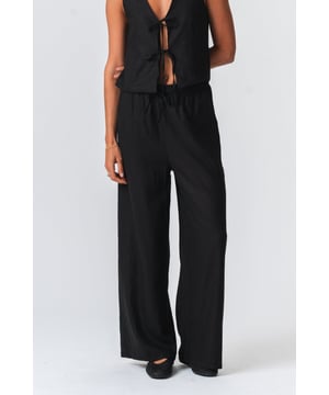 Descubre la elegancia de los pantalones de lino - Negro

TeeShoppen presenta la combinación perfecta de estilo, comodidad y versatilidad, especialmente diseñada para la mujer moderna. Nuestros pantalones de lino - Negro están diseñados para realzar tu armario, garantizando un look relajado y sofisticado que hará que cualquier look destaque.

Materiales de primera calidad

Meticulosamente confeccionados con una lujosa mezcla de telas donde el lino representa un 55% y la viscosa un 45%, estos pantalones ofrecen durabilidad y una sensación inigualable al tacto.

Diseñados para la mujer moderna

TeeShoppen ha confeccionado estos pantalones con gran atención al detalle para adaptarse al estilo de vida dinámico de una mujer que valora tanto la estética como la practicidad. El discreto tono negro le da un toque refinado a tu look, haciendo que estos pantalones de lino sean excepcionalmente versátiles.

Estilo y funcionalidad se unen

El diseño de estos pantalones se centra no solo en el atractivo visual, sino también en la funcionalidad. Con un corte relajado que te permite moverte con libertad, son perfectos para combinar con otras prendas o simplemente para disfrutar de la fluidez natural del movimiento.

Tu prenda esencial ideal

Adéntrate en un mundo donde la funcionalidad se une al estilo con los pantalones de lino negros de TeeShoppen. Esta prenda esencial promete ser tu prenda predilecta, realzando tu estilo diario sin esfuerzo.
