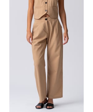Natalie Pants: Ihr neuer Lieblingsteil in elegantem Hellbraun

Entdecken Sie mühelose Eleganz und höchsten Tragekomfort mit der Natalie Pants von TeeShoppen. Diese Hose in wunderschönem Hellbraun ist für die moderne Frau designt, die Wert auf Stil und Wohlbefinden im Alltag legt. Die Natalie Pants ist nicht nur ein Kleidungsstück, sondern eine Investition in Ihre Garderobe. Sie verspricht Vielseitigkeit und verleiht jedem Outfit eine raffinierte Note.

Die hellbraune Farbe ist ein Meisterwerk für sich. Sie ist erdig, warm und unglaublich vielseitig, sodass Sie die Hose problemlos mit einer Vielzahl von Farben und Mustern Ihrer bestehenden Garderobe kombinieren können. Ob Sie einen minimalistischen Stil bevorzugen oder gerne mit Farben experimentieren, die Natalie Pants in Hellbraun wird schnell zu Ihrem Lieblingsstück.

Egal, wie Sie sie stylen, die Natalie Pants verleiht Ihrem Look einen Hauch von Raffinesse und mühelosem Stil. Sie betont Ihre Figur optimal und bietet Ihnen gleichzeitig volle Bewegungsfreiheit.
