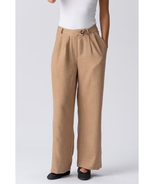 Entdecken Sie die Emma Pants Loose – Braun

TeeShoppen präsentiert die Emma Pants Loose in elegantem Braun. Diese Hose ist für die moderne Frau designt, die im Alltag Stil und Komfort gleichermaßen schätzt. Der Schnitt kombiniert lockeres Design mit einer schmeichelnden Passform und besticht nicht nur durch ihre Ästhetik, sondern auch durch ihr funktionales Design. Unsere Emma Pants Loose ist ein Must-have für alle, die lässige Eleganz mit einem sportlichen Touch kombinieren möchten.

Design und Funktionalität

Die Emma Pants Loose wurde mit Fokus auf Funktionalität und detailverliebter Verarbeitung entworfen. Dank der lockeren Passform lässt sie sich leicht mit einer Vielzahl von Oberteilen und Schuhen kombinieren. Jedes Detail wurde sorgfältig ausgewählt, um der Hose einen zeitlosen und modernen Look zu verleihen. Ob lässig oder formell – diese Hose ist eine vielseitige Wahl, die Ihren persönlichen Stil perfekt unterstreicht.

Pflegeleicht und zeitloses Design

Einer der großen Vorteile der Emma Pants Loose ist ihre einfache Pflege. Das macht sie zu einer langlebigen Anschaffung, an der Sie lange Freude haben werden. Durch das zeitlose Design eignet sich die Hose für viele verschiedene Anlässe – vom gemütlichen Abend zu Hause bis hin zur festlichen Runde.